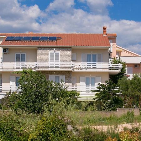 F• R• I• E• N• D• S• Bed & Breakfast Новаля Екстериор снимка