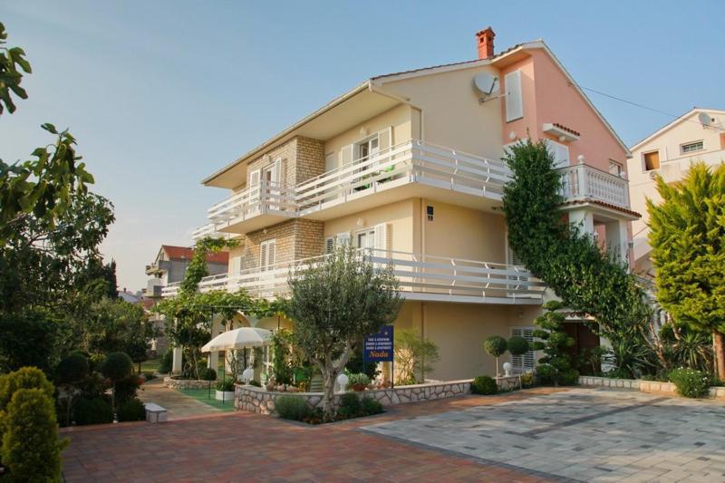F• R• I• E• N• D• S• Bed & Breakfast Новаля Екстериор снимка