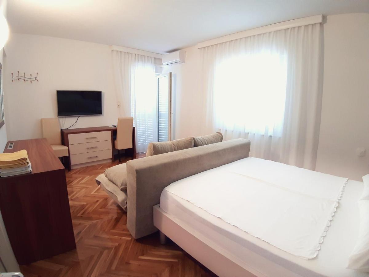 F• R• I• E• N• D• S• Bed & Breakfast Новаля Екстериор снимка