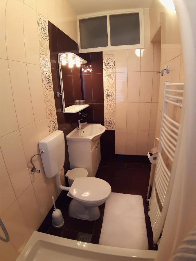 F• R• I• E• N• D• S• Bed & Breakfast Новаля Екстериор снимка