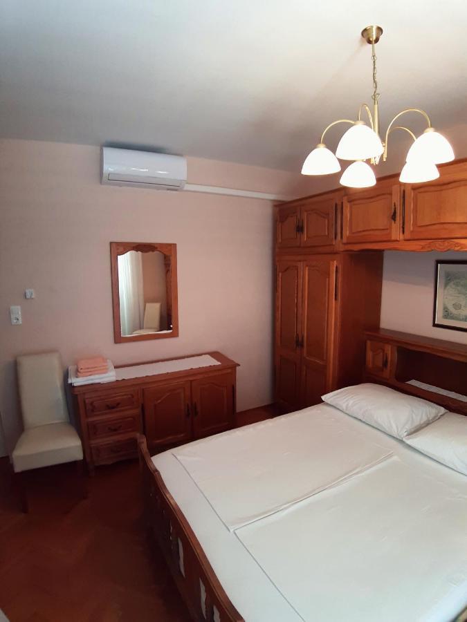 F• R• I• E• N• D• S• Bed & Breakfast Новаля Екстериор снимка