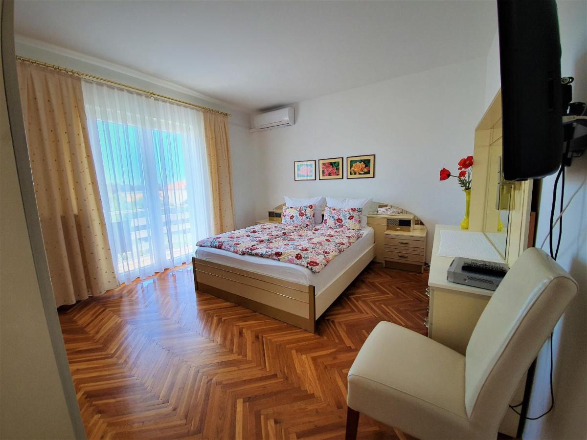 F• R• I• E• N• D• S• Bed & Breakfast Новаля Екстериор снимка