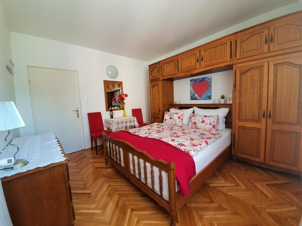 F• R• I• E• N• D• S• Bed & Breakfast Новаля Екстериор снимка