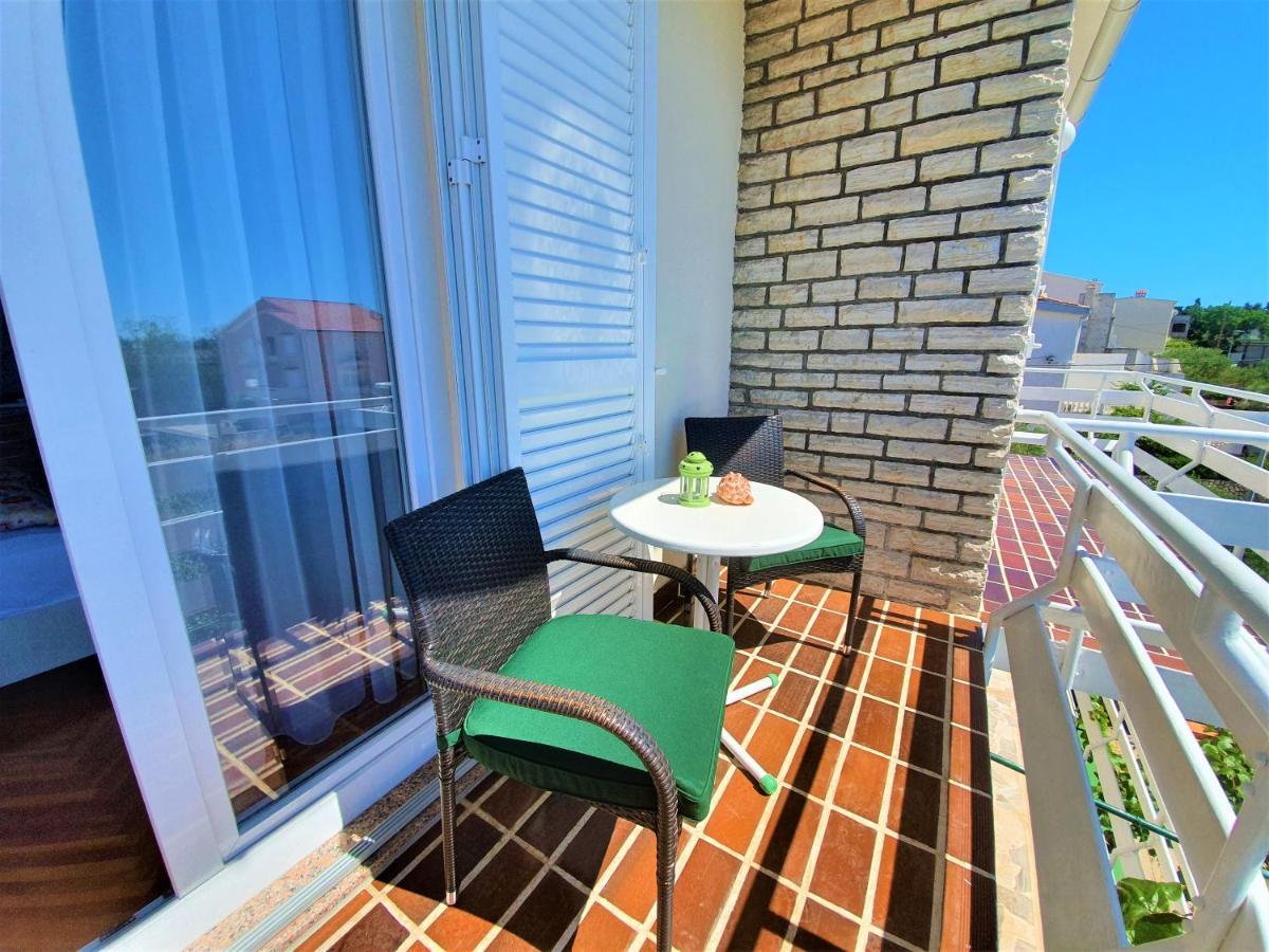 F• R• I• E• N• D• S• Bed & Breakfast Новаля Екстериор снимка