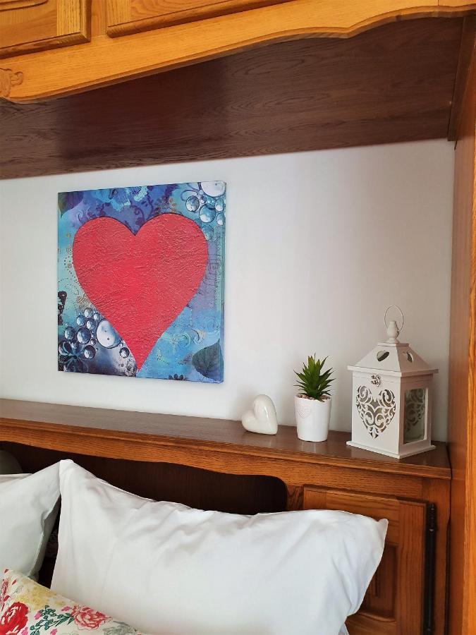 F• R• I• E• N• D• S• Bed & Breakfast Новаля Екстериор снимка