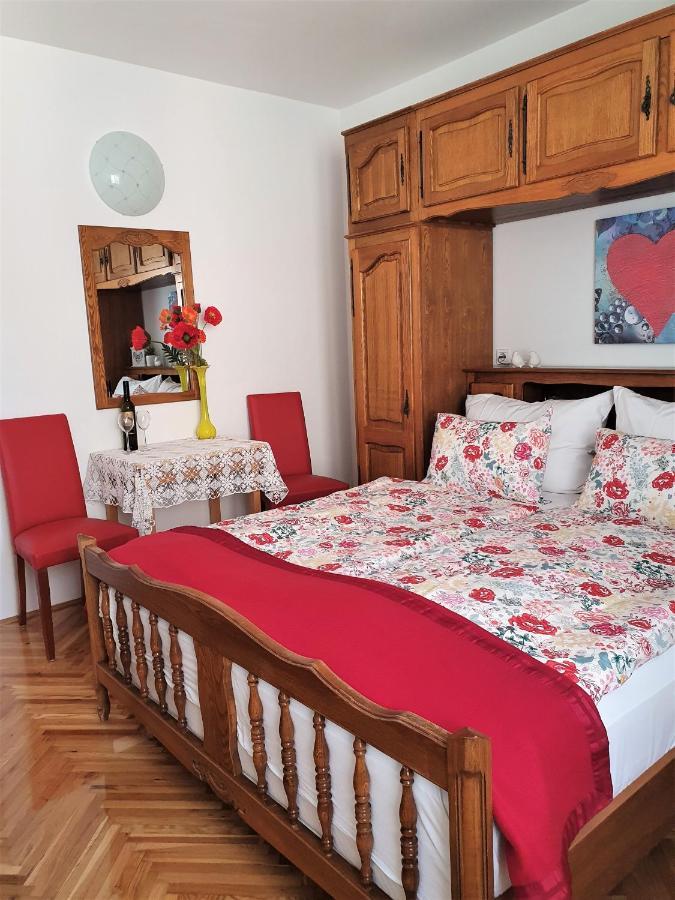 F• R• I• E• N• D• S• Bed & Breakfast Новаля Екстериор снимка