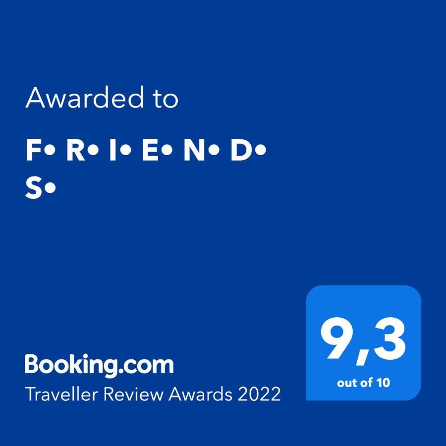 F• R• I• E• N• D• S• Bed & Breakfast Новаля Екстериор снимка